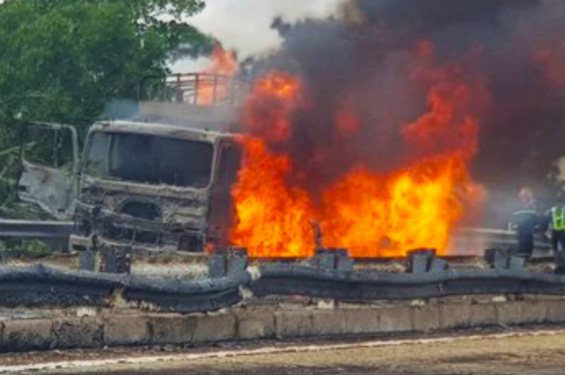 Cận cảnh chữa cháy xe tải chở hóa chất cháy trên cao tốc TP Hồ Chí Minh-Trung Lương -3