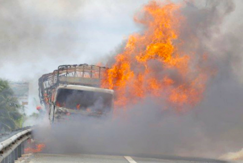 Cận cảnh chữa cháy xe tải chở hóa chất cháy trên cao tốc TP Hồ Chí Minh-Trung Lương -4