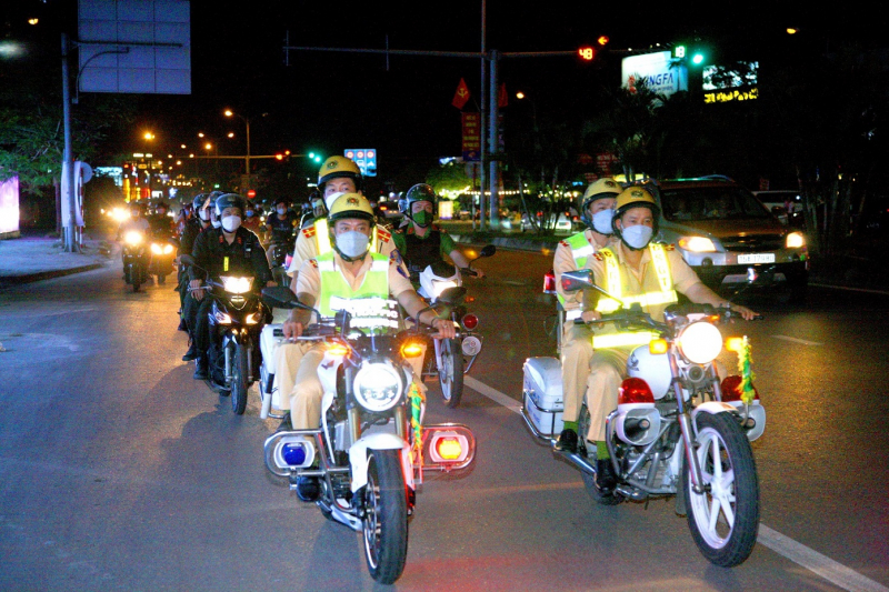 Làn gió mới trên thành phố Hoa Phượng Đỏ -1