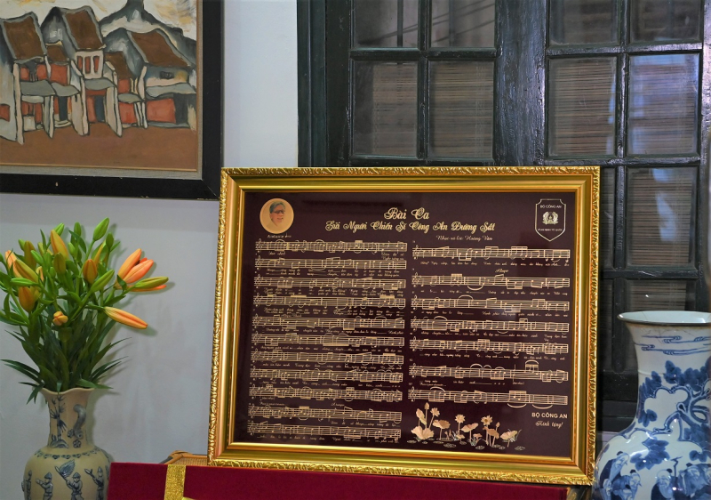 Bộ trưởng Tô Lâm trao tặng gia đình cố nhạc sĩ Hoàng Vân tranh thêu nghệ thuật bản nhạc của ông về lực lượng Công an -0
