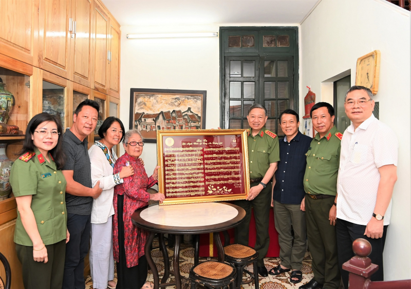 Bộ trưởng Tô Lâm trao tặng gia đình cố nhạc sĩ Hoàng Vân tranh thêu nghệ thuật bản nhạc của ông về lực lượng Công an -0
