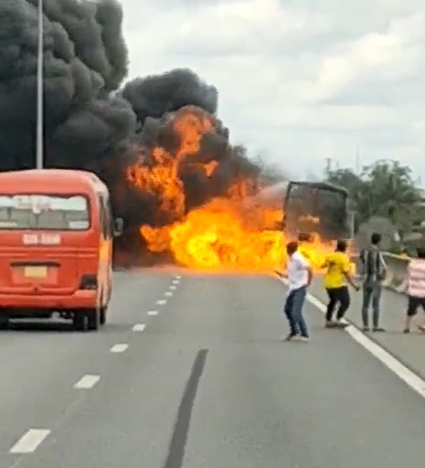 Đang xử lý vụ cháy xe chở dầu nhớt trên cao tốc TP Hồ Chí Minh-Trung Lương -0
