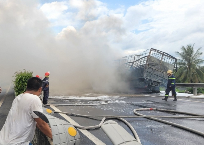 Cận cảnh chữa cháy xe tải chở hóa chất cháy trên cao tốc TP Hồ Chí Minh-Trung Lương -5