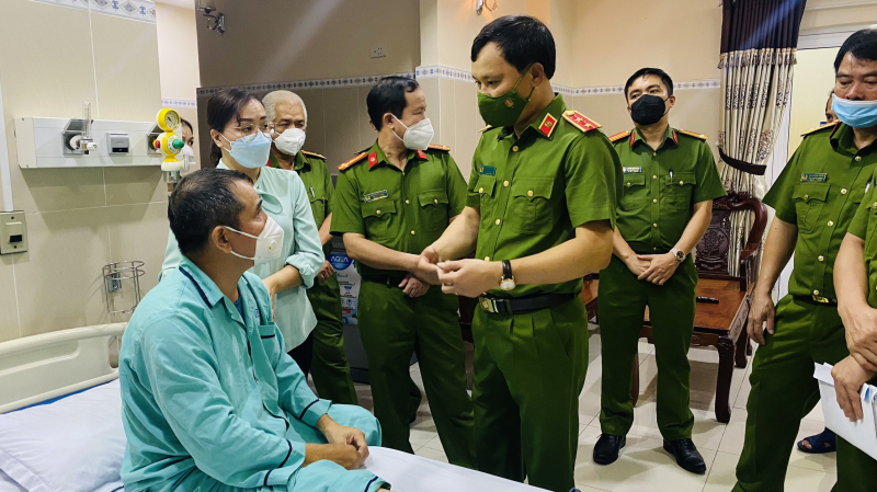 Cục trưởng Cục Cảnh sát hình sự thăm cán bộ, chiến sĩ bị thương khi  bắt đối tượng truy nã -0