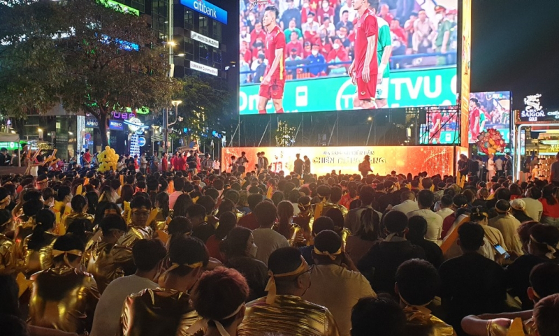 Phố đi bộ Nguyễn Huệ tưng bừng trong trận mở màn của U23 Việt Nam -0