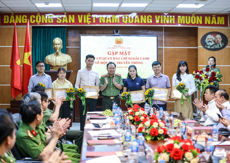 Những chiến công, hình ảnh đẹp của lực lượng CAND là chất liệu phong phú, sinh động  -0