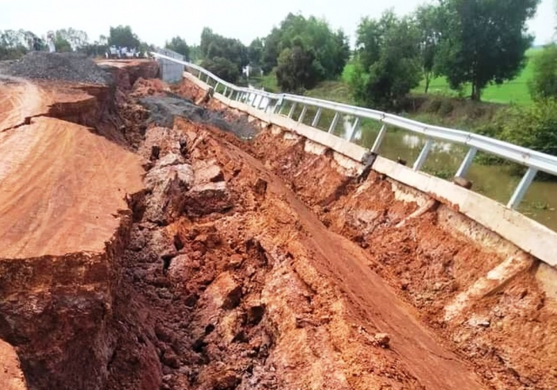 Long An: Sạt lở nghiêm trọng đường dẫn cầu Bắc Chiên -0