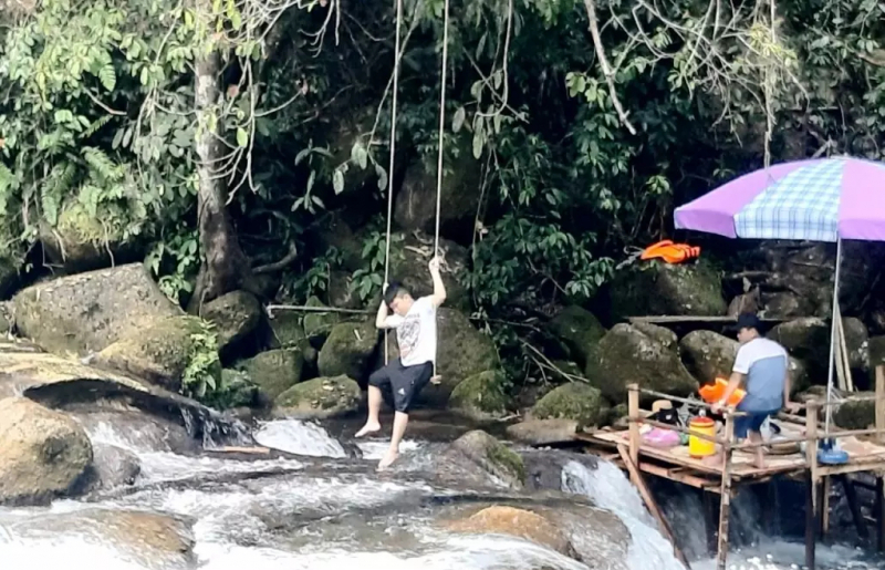 Đóng cửa 2 điểm du lịch không phép ở khu vực rừng Trường Sơn  -0