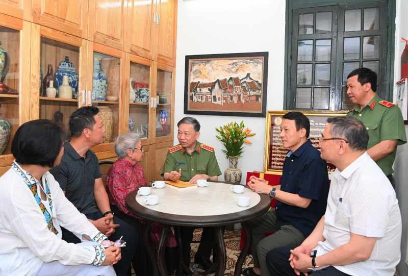 Minister To Lam visits family of late musician Hoang Van -0