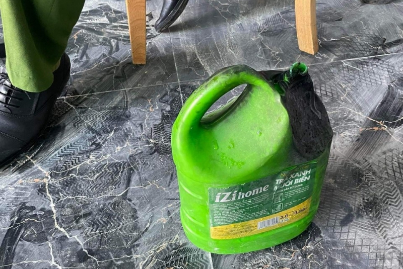 Gần 40 người thoát chết khi đối tượng lạ mặt đem xăng vào tiệm game đốt -0