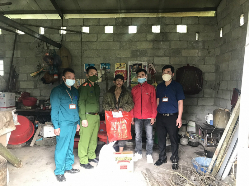 Sẻ chia khó khăn với người mắc bệnh tâm thần sống đơn thân tại xã Sính Lủng -0