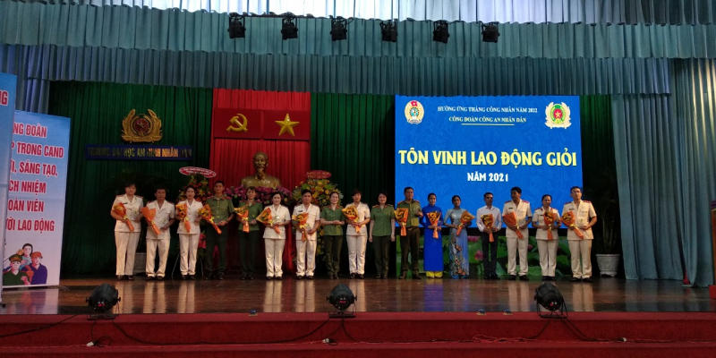 Hàng ngàn phần quà đến với Công đoàn viên trong chương trình “Cám ơn người lao động trong CAND” -0