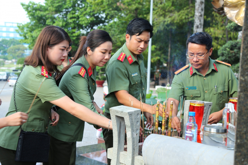 Hàng ngàn phần quà đến với Công đoàn viên trong chương trình “Cám ơn người lao động trong CAND” -0