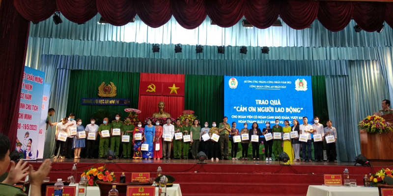 Hàng ngàn phần quà đến với Công đoàn viên trong chương trình “Cám ơn người lao động trong CAND” -0