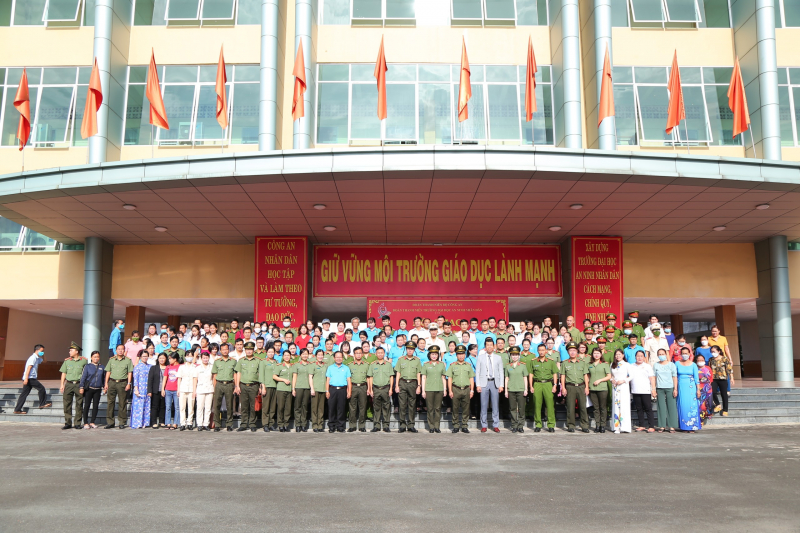 Hàng ngàn phần quà đến với Công đoàn viên trong chương trình “Cám ơn người lao động trong CAND” -0