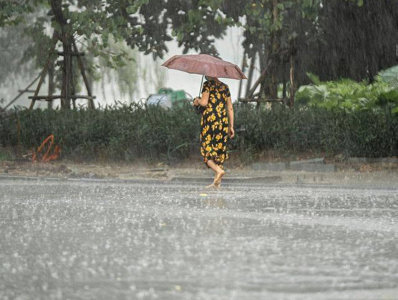 Mưa giông kéo dài ở Bắc và Trung Bộ, nguy cơ lũ quét và sạt lở đất -0