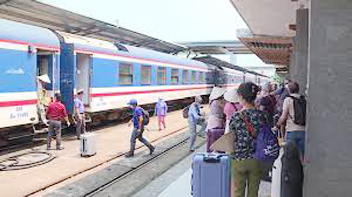 Đường sắt chạy thêm nhiều tàu Hà Nội - Đồng Hới trong tháng 5 -0