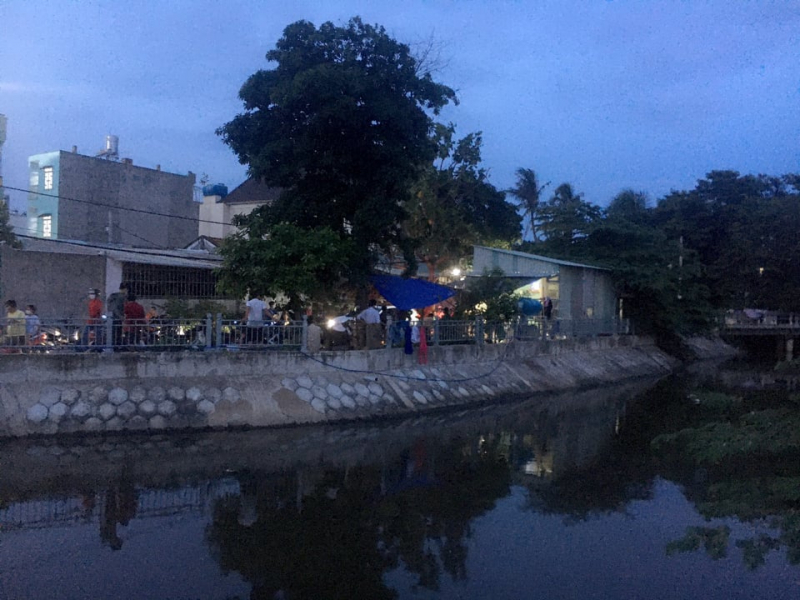 Chơi đùa ở đoạn kênh trước nhà, 2 đứa trẻ trượt chân đuối nước thương tâm -0