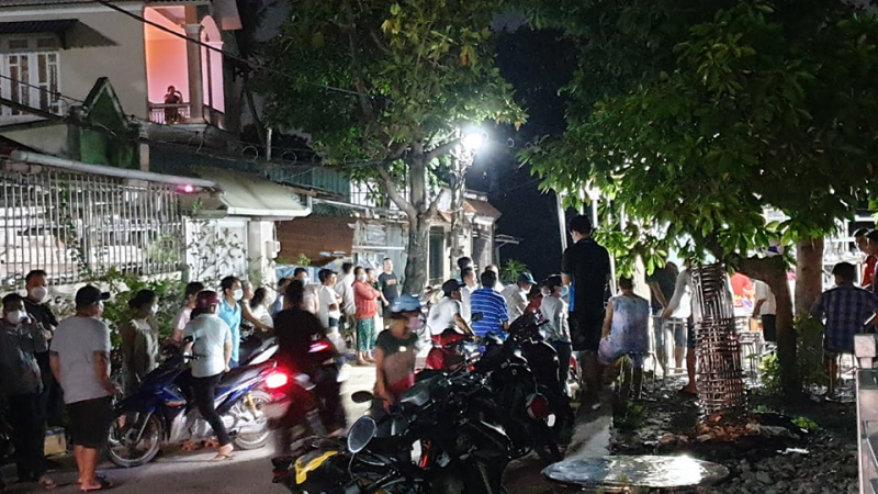 Chơi đùa ở đoạn kênh trước nhà, 2 đứa trẻ trượt chân đuối nước thương tâm -0