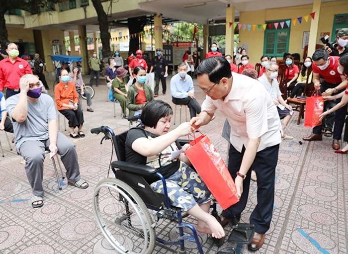 Tháng Nhân đạo: Hướng về ngư dân nghèo và trẻ em nghèo, khuyết tật -0
