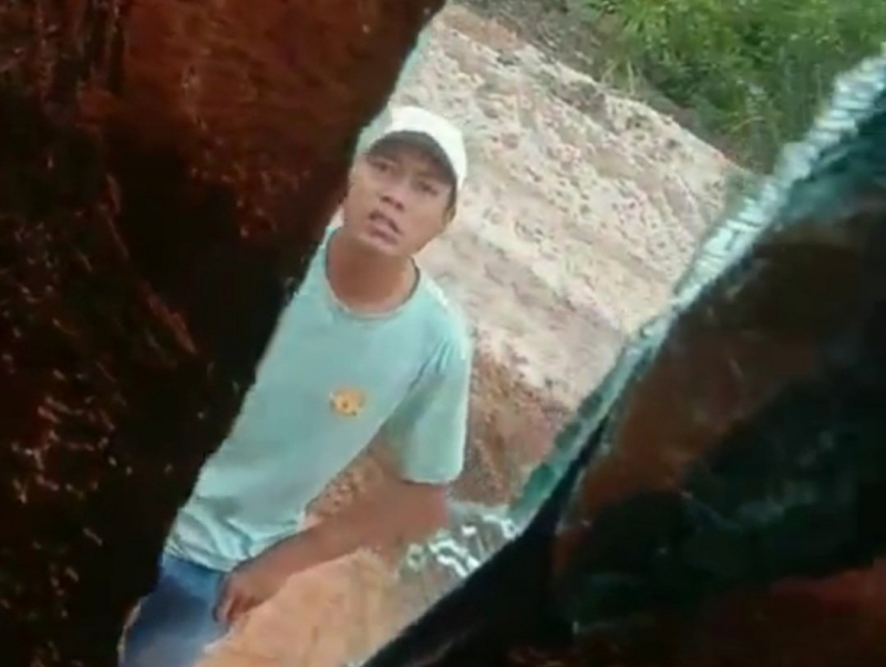 2 đối tượng tổ chức chém vỡ kính chắn gió xe ben chở đất -0