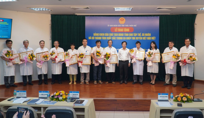 Tặng bằng khen cho ê kip thực hiện ca ghép tim xuyên Việt đặc biệt -0