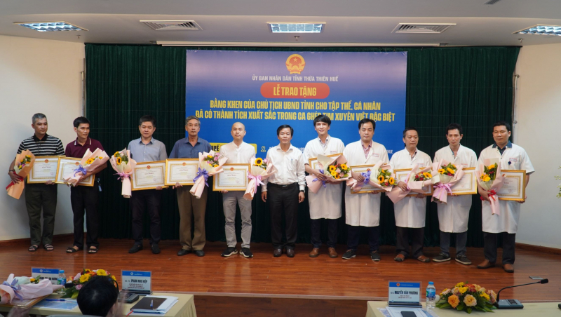 Tặng bằng khen cho ê kip thực hiện ca ghép tim xuyên Việt đặc biệt -0
