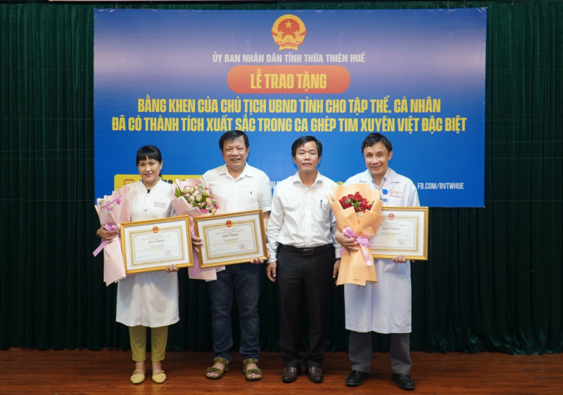 Tặng bằng khen cho ê kip thực hiện ca ghép tim xuyên Việt đặc biệt -0