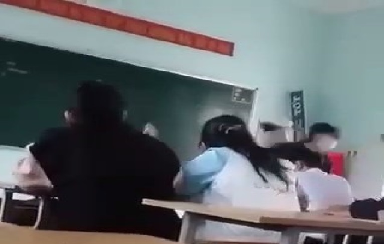 Phê bình thầy giáo để học sinh đánh bạn trong lớp -0