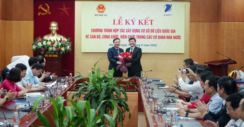 Bộ Nội vụ triển khai xây dựng hệ thống CSDLQG về cán bộ, công chức, viên chức  -0