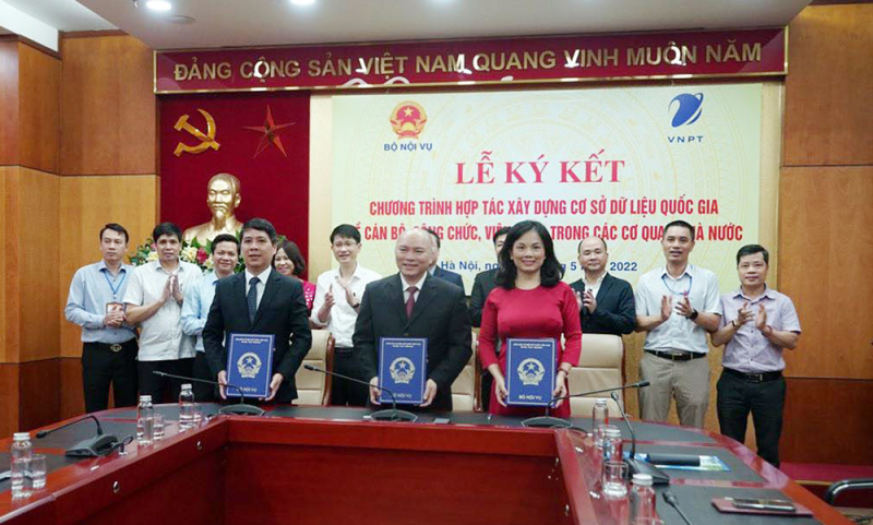 Bộ Nội vụ triển khai xây dựng hệ thống CSDLQG về cán bộ, công chức, viên chức  -0