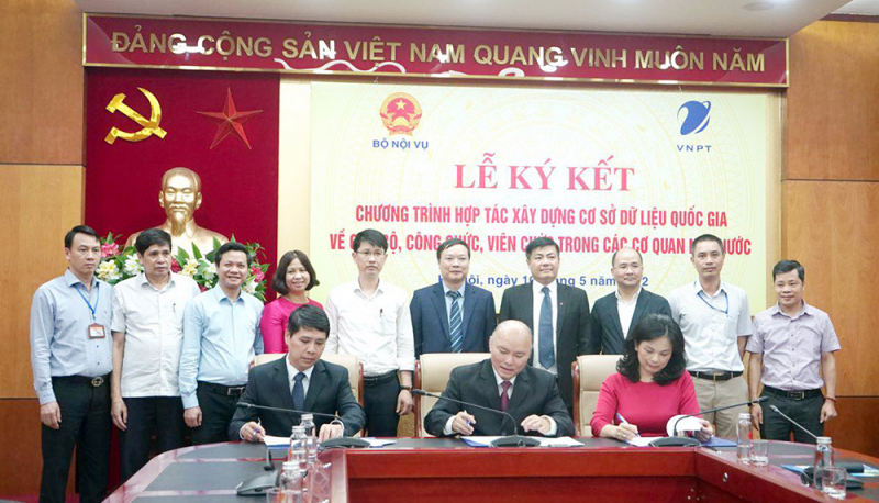 Bộ Nội vụ triển khai xây dựng hệ thống CSDLQG về cán bộ, công chức, viên chức  -0