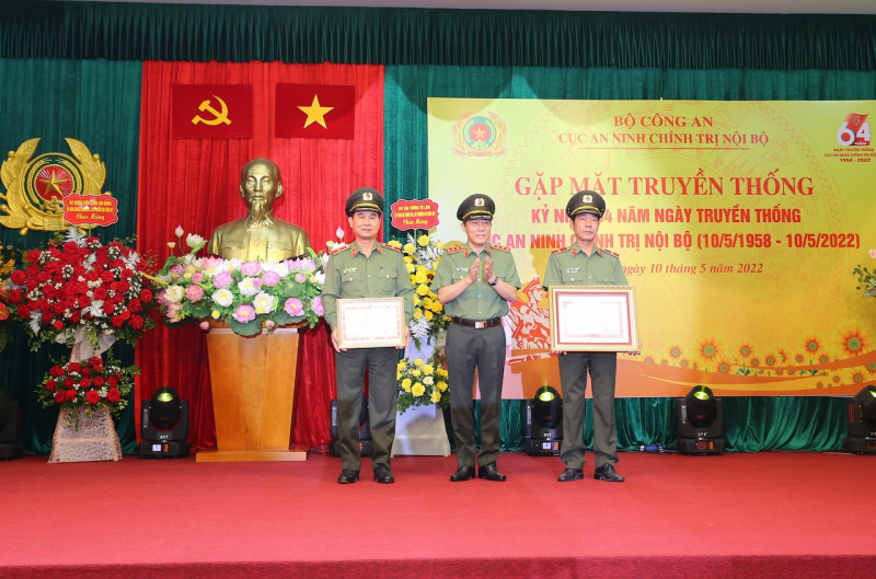 Phát huy truyền thống ở đơn vị nhiều năm được Chính phủ tặng cờ thi đua dẫn đầu phong trào thi đua “Vì an ninh Tổ quốc”. -0