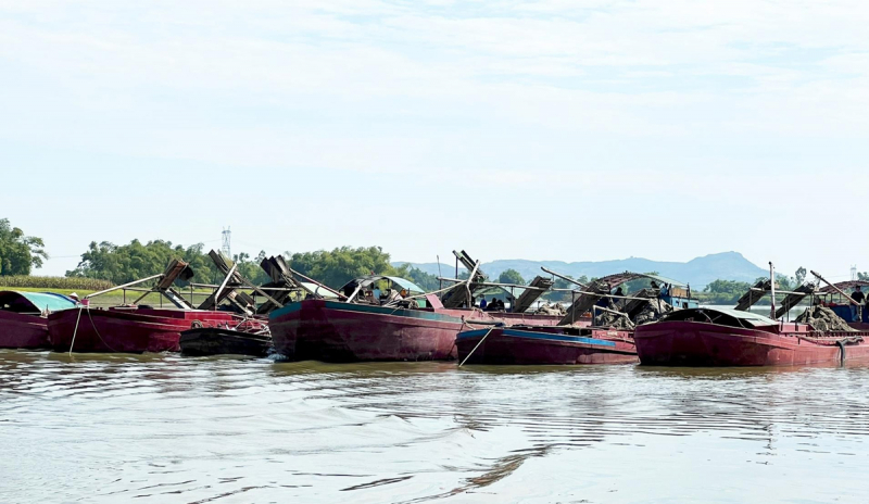 Bắt quả tang 6 sà lan hút cát trái phép trên sông Lam lúc rạng sáng -0