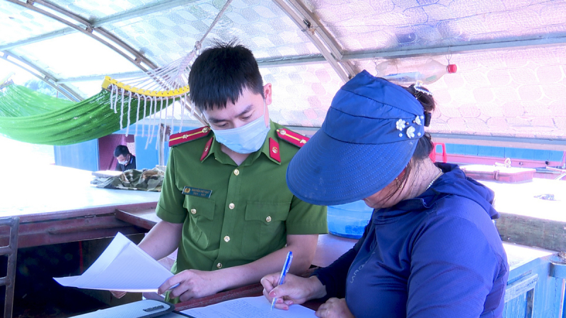 Bắt quả tang 6 sà lan hút cát trái phép trên sông Lam lúc rạng sáng -0