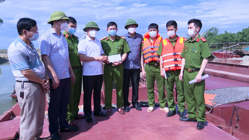 Bắt quả tang 6 sà lan hút cát trái phép trên sông Lam lúc rạng sáng -0