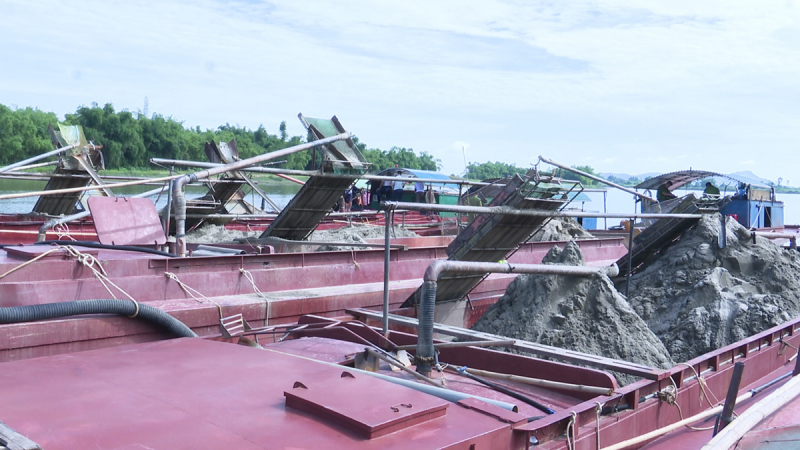 Bắt quả tang 6 sà lan hút cát trái phép trên sông Lam lúc rạng sáng -0