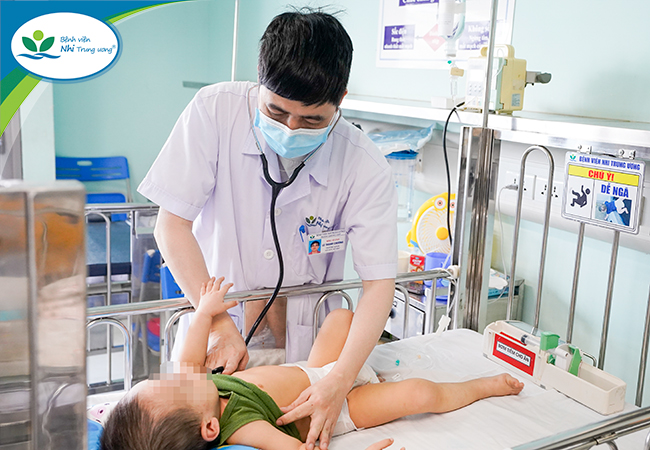 Nhiều trẻ uống nhầm dầu thắp hương phải nhập viện, tuyệt đối không tự gây nôn -0