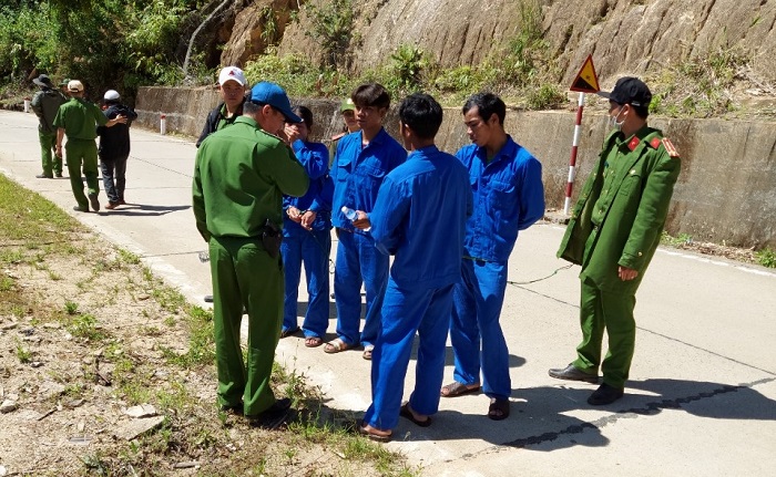 Kẻ chủ mưu phá rừng bỏ chạy ném lại nhiều vũ khí -0