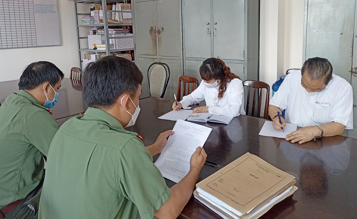 Công an làm việc với 2 người cầm đầu nhóm “Trừ quỷ Bảo Lộc” -0