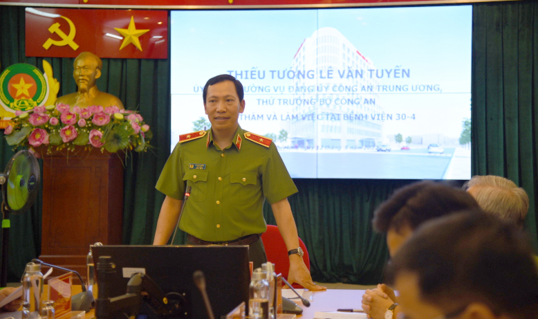 Deputy Minister Le Van Tuyen works with Hospital 30-4 -0