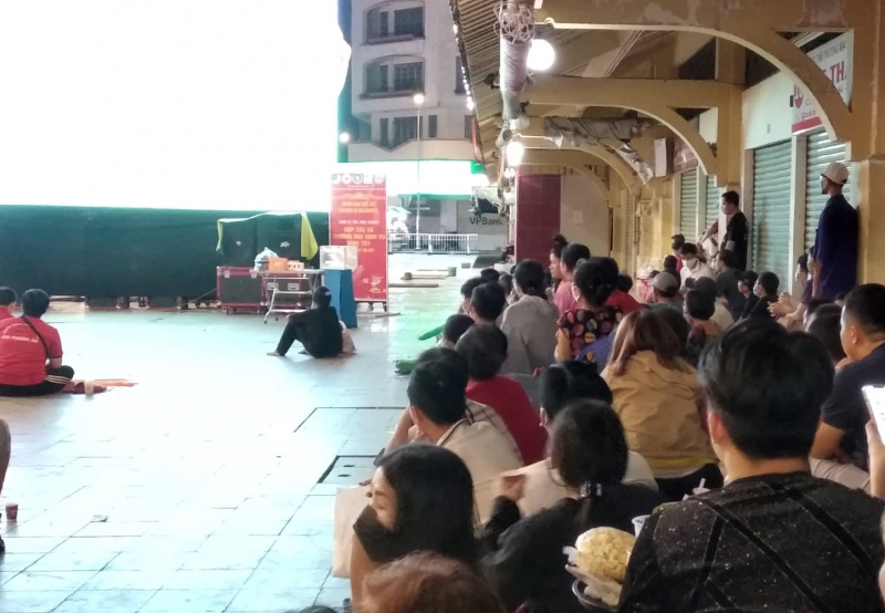 Người dân Chợ Lớn đội mưa cổ vũ U23 Việt Nam -0