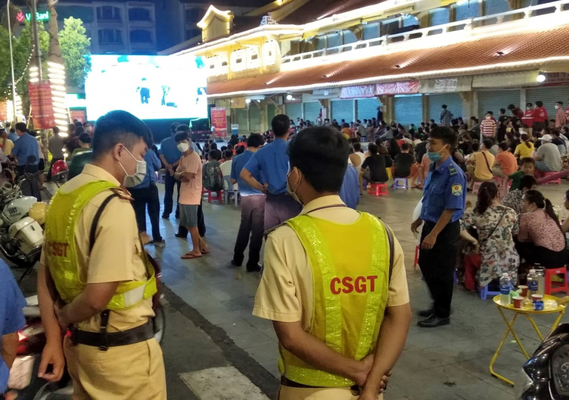 Người dân Chợ Lớn đội mưa cổ vũ U23 Việt Nam -0