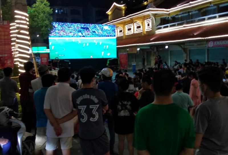 Người dân Chợ Lớn đội mưa cổ vũ U23 Việt Nam -2