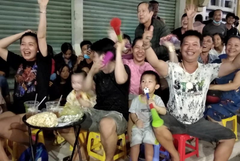 Người dân Chợ Lớn đội mưa cổ vũ U23 Việt Nam -1