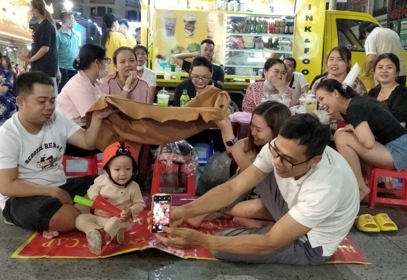 Người dân Chợ Lớn đội mưa cổ vũ U23 Việt Nam -0