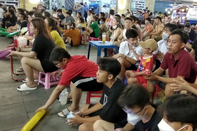 Người dân Chợ Lớn đội mưa cổ vũ U23 Việt Nam -3