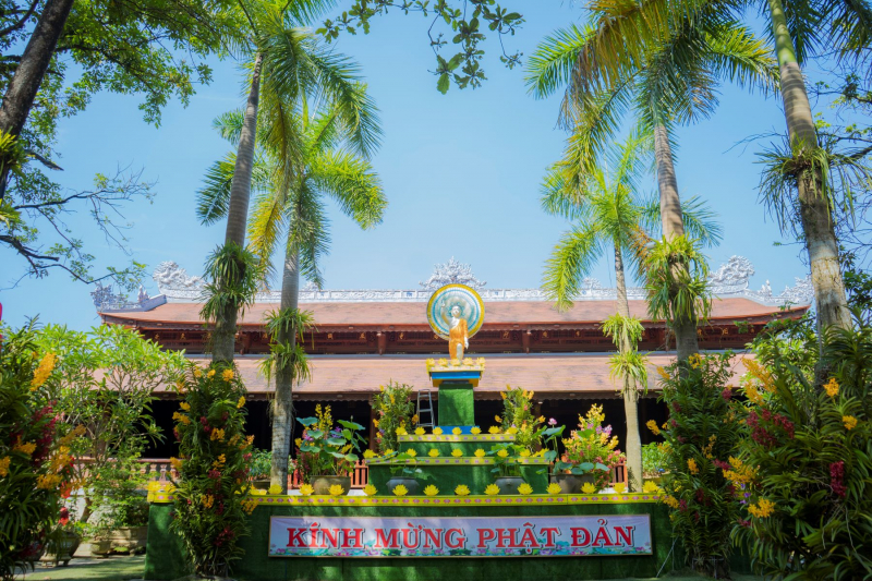 Cố đô Huế rực rỡ cờ hoa trong Đại lễ Phật đản -0