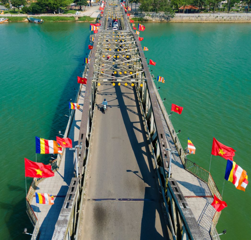 Cố đô Huế rực rỡ cờ hoa trong Đại lễ Phật đản -1