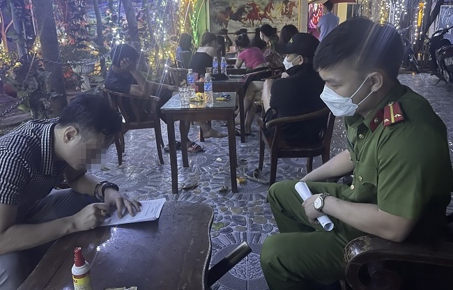 Bí ẩn bên trong quán karaoke kiêm nhà nghỉ ven Quốc lộ 46 -0